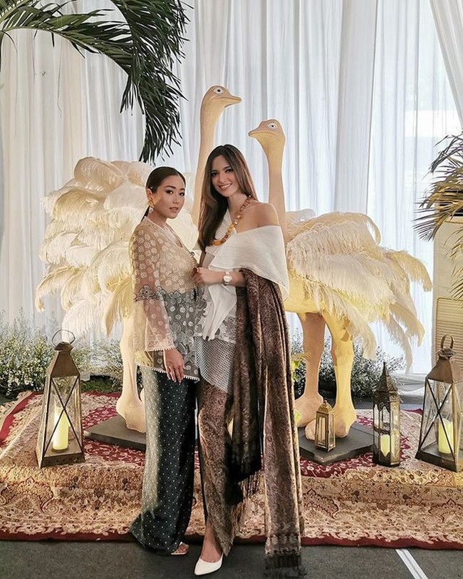 Nia Ramadhani juga pernah kena kritik netizen lantaran memakai gaun bergaya kabaya ini di acara Lebaran. Model atasan yang mengekspos bahu Nia yang menjadi pemincunya. (Foto: Dok. Instagram/@ramadhaniabakrie)