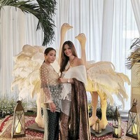 Nia Ramadhani juga pernah kena kritik netizen lantaran memakai gaun bergaya kabaya ini di acara Lebaran. Model atasan yang mengekspos bahu Nia yang menjadi pemincunya. (Foto: Dok. Instagram/@ramadhaniabakrie)
