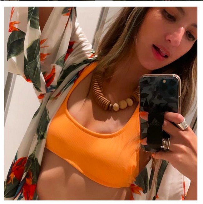 Nia Ramadhani mengunggah foto ini sekitar tiga minggu lalu. Menyandang gelar hajjah, ia pun menuai hujatan di Instagram-nya. Astagfirullah bu hajjah, ujar seorang netizen. (Foto: Dok. Instagram/@ramadhaniabakrie)