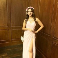 Nia Ramadhani pernah menebar pesonanya dalam balutan gaun karya anak Prabowo, Didit Heditprasetyo. Namun, gaya Nia ini dianggap terlalu seksi karena gaun tersebut sampai mengekspos kaki jenjangnya. (Foto: Dok. Instagram/@ramadhaniabakrie)