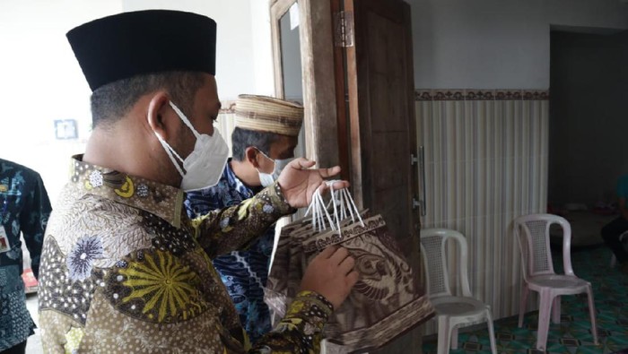 Gus Yani memberikan paket obat untuk pasien COVID-19