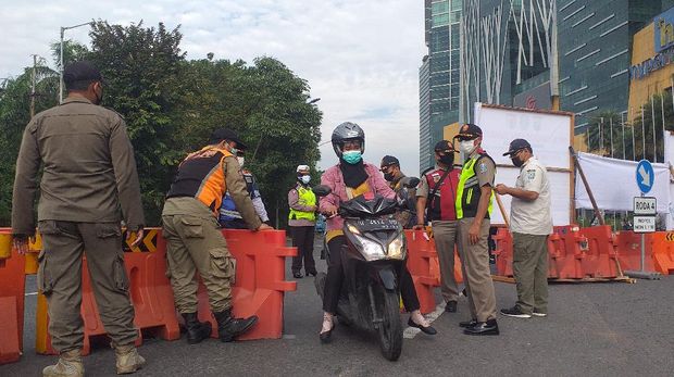 hari kedua bundaran waru ditutup saat PPKM darurat