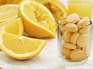 Awas, Jangan Kalap! Berlebihan Minum Vitamin C dan D Bisa Bahayakan Ginjal