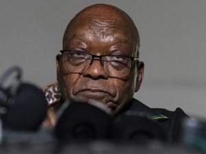 Eks Presiden Afrika Selatan Jacob Zuma Menyerahkan Diri ke Polisi