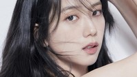 Rambut panjang Jisoo semakin melengkapi kecantikannya. Foto: (dok. YG STAGE)