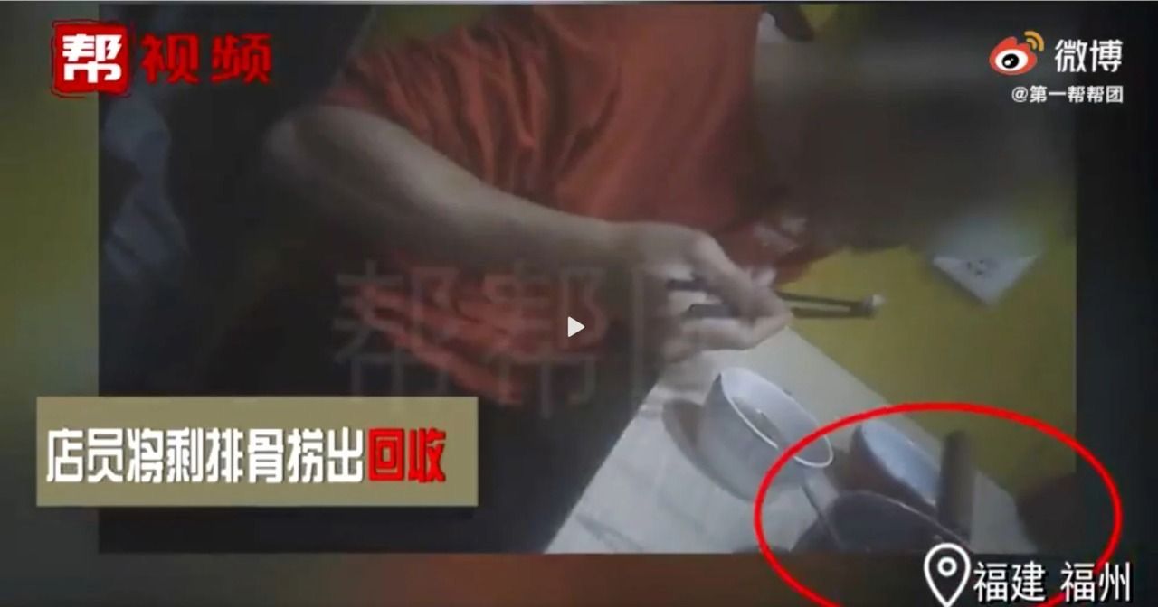 Jorok Banget! Penjual Makanan Ini Pakai Makanan Sisa untuk Dijual Lagi