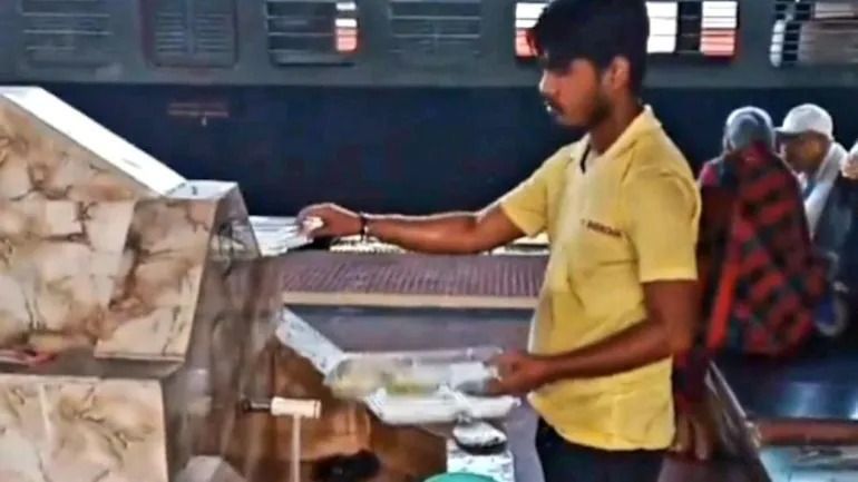 Jorok Banget! Penjual Makanan Ini Pakai Makanan Sisa untuk Dijual Lagi