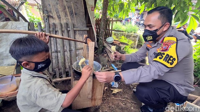 Kapolres Sukabumi AKBP Lukman Syarif bersama Anwar, bocah penjual cilor.