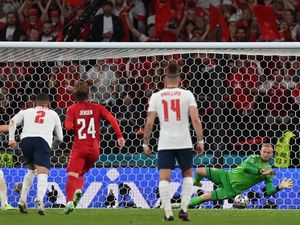 Idiot! Sebelum Kane Tendang Penalti, Fans Inggris Laser Wajah Schmeichel