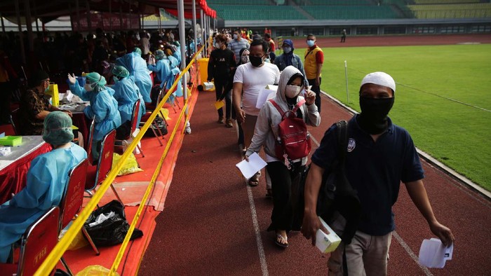 Vaksinasi COVID-19 di Kota Bekasi terus dilakukan. Hari ini sebanyak 50.000 warga Bekasi  divaksin di Stadion Patriot Candrabhaga.