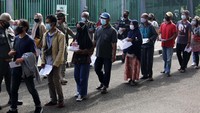 Warga mengantre dengan membawa persyaratan yang ditentukan.