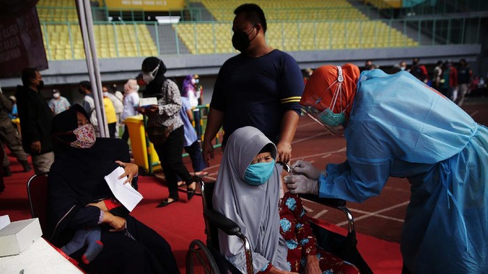 Vaksinasi COVID-19 di Kota Bekasi terus dilakukan. Hari ini sebanyak 50.000 warga Bekasi  divaksin di Stadion Patriot Candrabhaga.