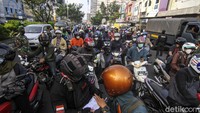 Kepadatan tersebut terjadi dikarenakan banyak kendaraan yang tidak dapat melintas dari Depok menuju Jakarta akibat penyekatan PPKM Darurat di jalan tersebut.