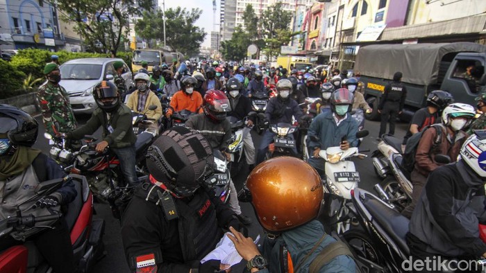 KEPADATAN KENDARAAN MENUJU JAKARTA Sejumlah kendaraan antre melewati penyekatan di Jalan Margonda Raya, Depok, Jawa Barat, Kamis (8/7/2021). Kepadatan tersebut terjadi dikarenakan banyak kendaraan yang tidak dapat melintas dari Depok menuju Jakarta akibat penyekatan PPKM Darurat di jalan tersebut. ANTARA FOTO/Asprilla Dwi Adha/foc.