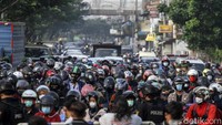 Warga yang akan menuju Jakarta terhadang penyekatan.