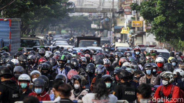 KEPADATAN KENDARAAN MENUJU JAKARTA Sejumlah kendaraan antre melewati penyekatan di Jalan Margonda Raya, Depok, Jawa Barat, Kamis (8/7/2021). Kepadatan tersebut terjadi dikarenakan banyak kendaraan yang tidak dapat melintas dari Depok menuju Jakarta akibat penyekatan PPKM Darurat di jalan tersebut. ANTARA FOTO/Asprilla Dwi Adha/foc.