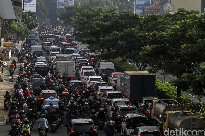 Sejumlah kendaraan antre melewati penyekatan di Jalan Margonda Raya, Depok, Jawa Barat, Kamis (8/7/2021). Kepadatan tersebut terjadi dikarenakan banyak kendaraan yang tidak dapat melintas dari Depok menuju Jakarta akibat penyekatan PPKM Darurat di jalan tersebut. ANTARA FOTO/Asprilla Dwi Adha/foc.