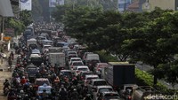 Sejumlah kendaraan antre melewati penyekatan di Jalan Margonda Raya, Depok, Jawa Barat, Kamis (8/7/2021).