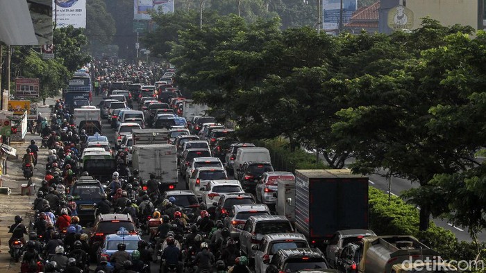 Sejumlah kendaraan antre melewati penyekatan di Jalan Margonda Raya, Depok, Jawa Barat, Kamis (8/7/2021). Kepadatan tersebut terjadi dikarenakan banyak kendaraan yang tidak dapat melintas dari Depok menuju Jakarta akibat penyekatan PPKM Darurat di jalan tersebut. ANTARA FOTO/Asprilla Dwi Adha/foc.