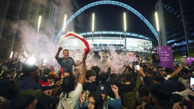 Bikin Merinding, Ribuan Fans Inggris Berkerumun di Tengah Pandemi