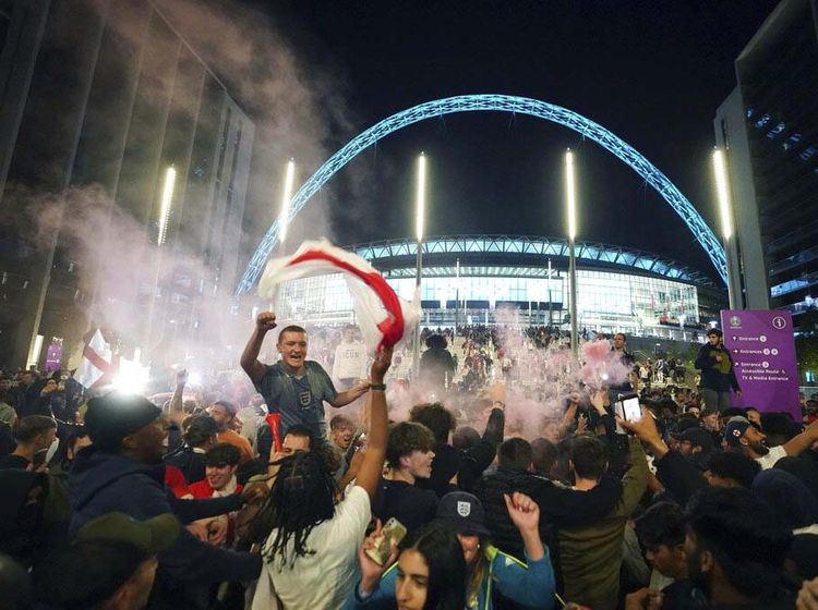 Bikin Merinding, Ribuan Fans Inggris Berkerumun di Tengah Pandemi