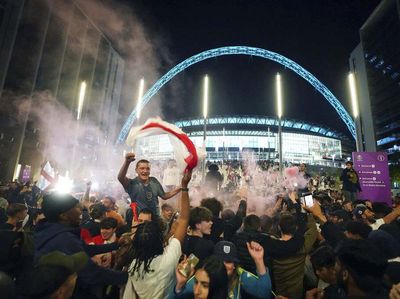 Bikin Merinding, Ribuan Fans Inggris Berkerumun di Tengah Pandemi