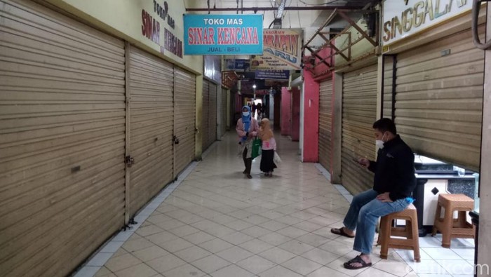 Kios sandang di pasar tradisional Cianjur ditutup selama PPKM darurat