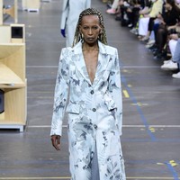 Koleksi busana ready to wear Off-White fall/winter 2021.  Foto: Getty Images/Kristy Sparow