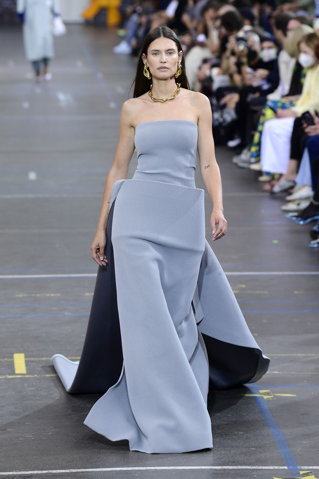Koleksi busana ready to wear Off-White fall/winter 2021. Foto: Getty Images/Kristy Sparow