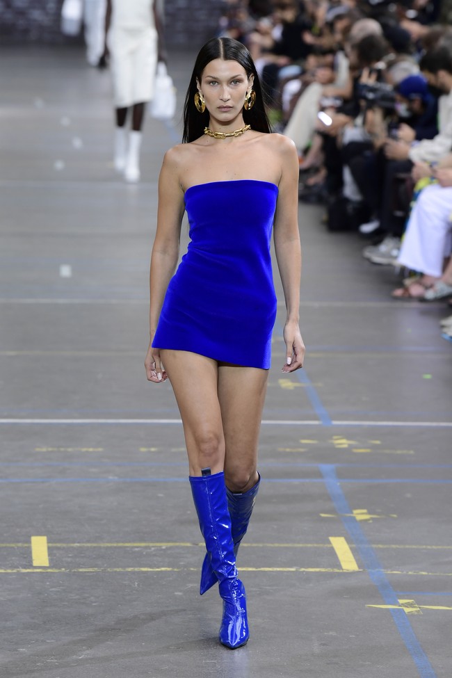 Bella Hadid memeragakan koleksi busana ready to wear Off-White fall/winter 2021. Foto: Getty Images/Kristy Sparow
