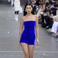 Bella Hadid memeragakan koleksi busana ready to wear Off-White fall/winter 2021. Foto: Getty Images/Kristy Sparow