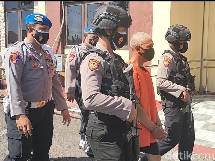 Mantan perangkat Desa Wonokerso, Kecamatan Sumber, Kabupaten Probolinggo ditangkap polisi. Ia menggelapkan dana Program Keluarga Harapan (PKH) buat menanam kentang.