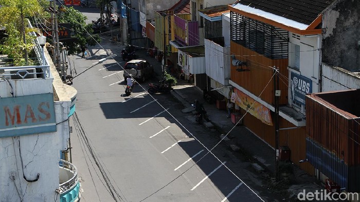 Penerapan PPKM Darurat membuat jalanan di Kota Solo lengang. Hal itu terjadi imbas berkurangnya kegiatan di luar rumah yang dilakukan warga saat PPKM Darurat.