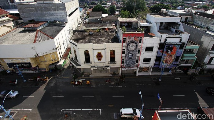 Melihat Lagi Lengangnya Jalan di Kota Solo Saat PPKM Darurat Penerapan PPKM Darurat membuat jalanan di Kota Solo lengang. Hal itu terjadi imbas berkurangnya kegiatan di luar rumah yang dilakukan warga saat PPKM Darurat.