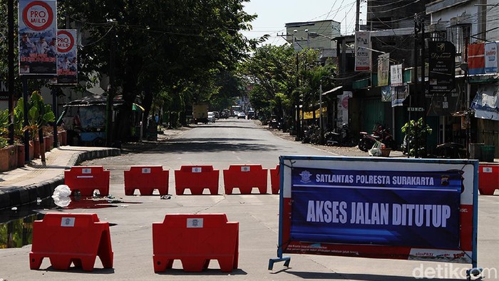 Melihat Lagi Lengangnya Jalan di Kota Solo Saat PPKM Darurat Penerapan PPKM Darurat membuat jalanan di Kota Solo lengang. Hal itu terjadi imbas berkurangnya kegiatan di luar rumah yang dilakukan warga saat PPKM Darurat.