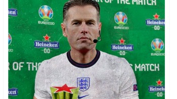 Tapi ada juga yang nyinyir dan berang bahwa penalti Inggris tidak sah dan wasit berhak mendapat man of the match. Foto: Twitter