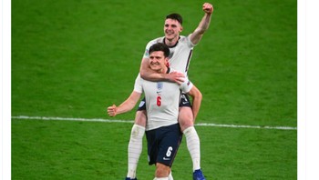Harry Maguire yang tampil sangat bagus pun merayakannya di Twitter. Tinggal satu laga lagi, tulisnya. Foto: Twitter