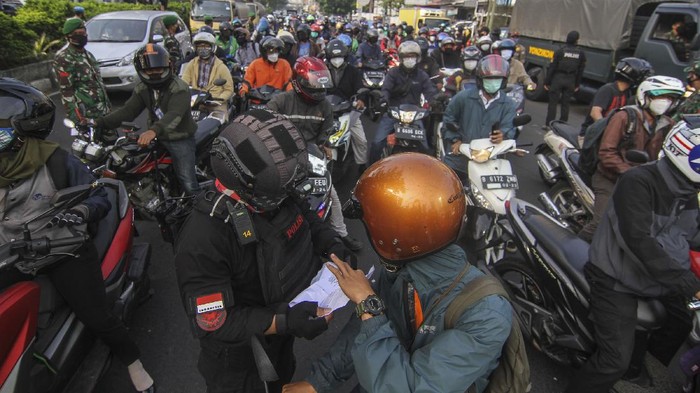 Sejumlah kendaraan antre melewati penyekatan di Jalan Margonda Raya, Depok, Jawa Barat, Kamis (8/7/2021). Kepadatan tersebut terjadi dikarenakan banyak kendaraan yang tidak dapat melintas dari Depok menuju Jakarta akibat penyekatan PPKM Darurat di jalan tersebut. ANTARA FOTO/Asprilla Dwi Adha/foc.