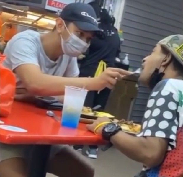 Mulia! Pria Ini Suapi Makan Penjual Tisu Penyandang Disabilitas yang Tak Berdaya