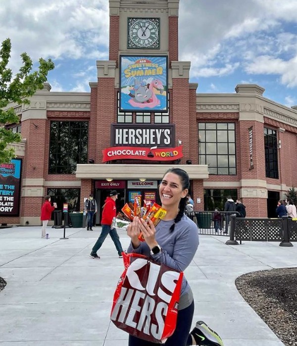 Salah satu perusahaan manufaktur cokelat terkemuka di dunia, Hersheys, memiliki banyak pusat pengunjung. Yang pertama dimulai di Pennsylvania. Ini adalah rumah bagi beberapa pengalaman terbaik seputar cokelat, yang pasti akan menjadi tempat paling hits dan menyenangkan dikalangan anak-anak. (Hersheys Chocolate World) Salah satu perusahaan manufaktur cokelat terkemuka di dunia, Hersheys, memiliki banyak pusat pengunjung. Yang pertama dimulai di Pennsylvania. Ini adalah rumah bagi beberapa pengalaman terbaik seputar cokelat, yang pasti akan menjadi tempat paling hits dan menyenangkan dikalangan anak-anak. (Hersheys Chocolate World)