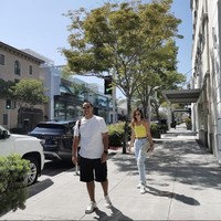 Saat mengunggah foto bersama, keduanya lebih sering memakai busana casual seperti jeans dan t-shirt. Foto: Instagram/@ramadhaniabakrie