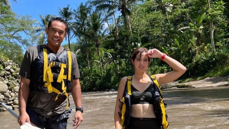 Nia Ramadhani dan Ardi Bakrie di Bali Nia Ramadhani dan Ardi Bakrie di Bali