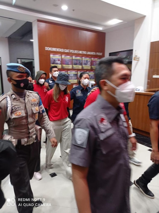 Setelah sempat ditahan di Polres Jakpus, Nia Ramadhani akhirnya menunjukkan batang hidungnya. Bukan dengan gaun mewah pastinya, melainkan baju tahanan. Seperti diberitakan sebelumnya, Nia Ramadhani dan suaminya, Ardi Bakrie, terjerat kasus narkoba. Mereka terancam dibui selama empat tahun. (Foto: Dok.istimewa)