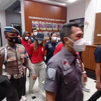 Setelah sempat ditahan di Polres Jakpus, Nia Ramadhani akhirnya menunjukkan batang hidungnya. Bukan dengan gaun mewah pastinya, melainkan baju tahanan. Seperti diberitakan sebelumnya, Nia Ramadhani dan suaminya, Ardi Bakrie, terjerat kasus narkoba. Mereka terancam dibui selama empat tahun. (Foto: Dok.istimewa)