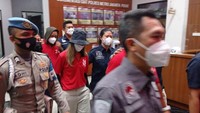 Begitu juga saat Nia diamankan dan diperiksa di Polres Jakarta Pusat, Nia terlihat modis dengan bucket hat dan celana panjang warna krim. dok. istimewa