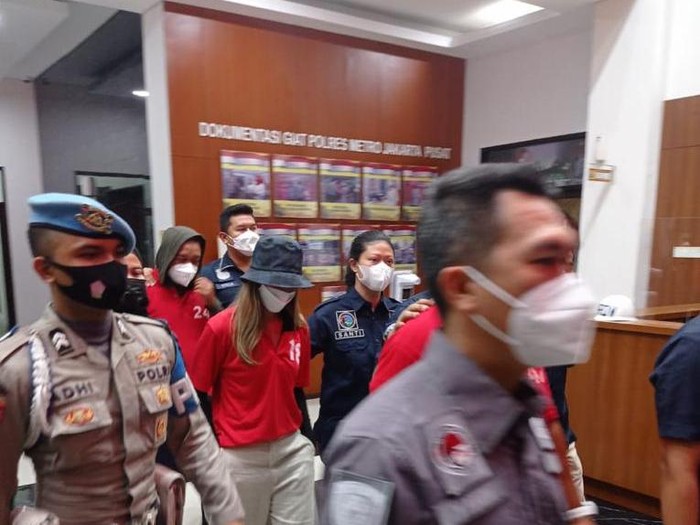 Nia Ramadhani dan Ardi Bakrie dibawa keluar Polres Jakpus