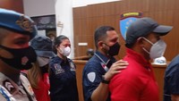 Pasangan ini terlihat keluar dari Polres Jakarta Pusat sekitar pukul 22.00 WIB. Nia Ramadhani dan Ardi Bakrie juga terlihat sudah mengenakan baju tahanan berwarna merah. Dok.istimewa)
