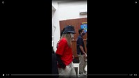 Foto: Nia Ramadhani berbaju tahanan berwarna merah. Ia terlihat mengenakan topi dan masker berwarna putih. (dok.istimewa)