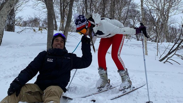 Nia Ramadhani dan Ardi Bakrie Main Ski