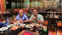 “Had a great QT with Papa @aburizalbakrie.idAlhamdulillah... mostly what we did were eating, but that’s what we like and enjoy most,” tulis Ardi Bakrie di keterangan foto. Saat itu mereka tengah berada di Las Vegas.